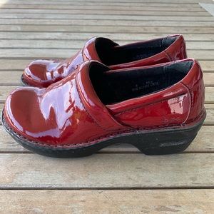 boc clogs red